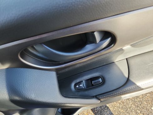 Used 2021 Nissan Rogue Sport S image 17