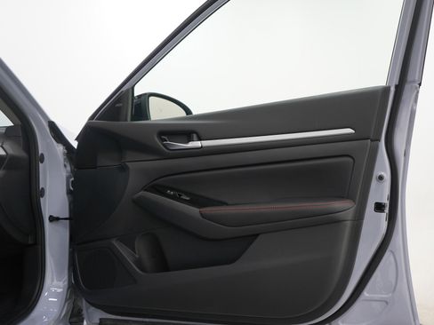 Used 2025 Nissan Altima 2.5 SR image 9