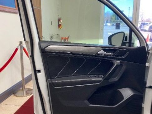 Used 2023 Volkswagen Tiguan SE w/ Panoramic Sunroof Package image 15
