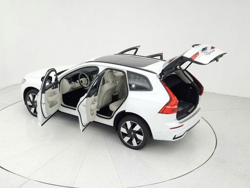 Certified 2024 Volvo XC60 T8 Plus w/ Protection Package Premier image 20