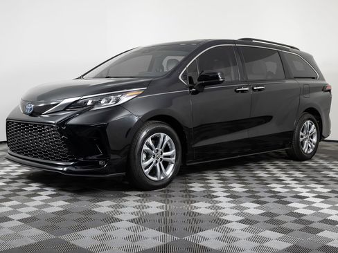 Used 2022 Toyota Sienna XSE w/ XSE Plus Package image 1