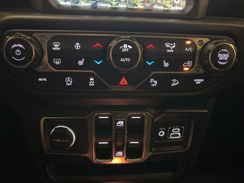 Used 2020 Jeep Wrangler Unlimited Sahara image 19