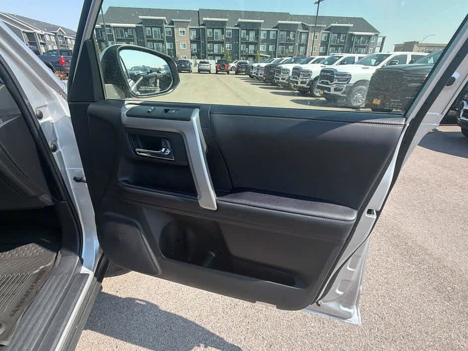 Used 2022 Toyota 4Runner SR5 Premium AWD/4WD image 27