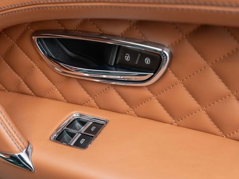 Used 2017 Bentley Bentayga image 41