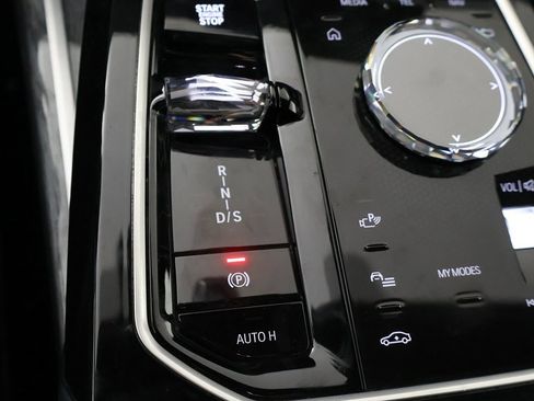 Used 2025 BMW 740i xDrive image 57