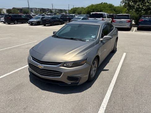 Used 2018 Chevrolet Malibu LT FWD image 1