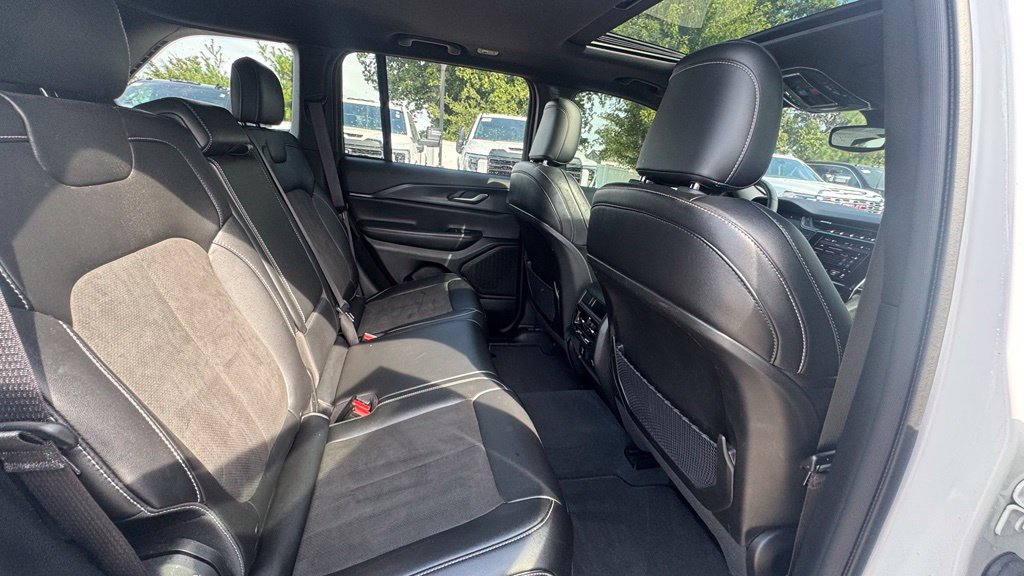 Used 2023 Jeep Grand Cherokee Altitude AWD/4WD image 11