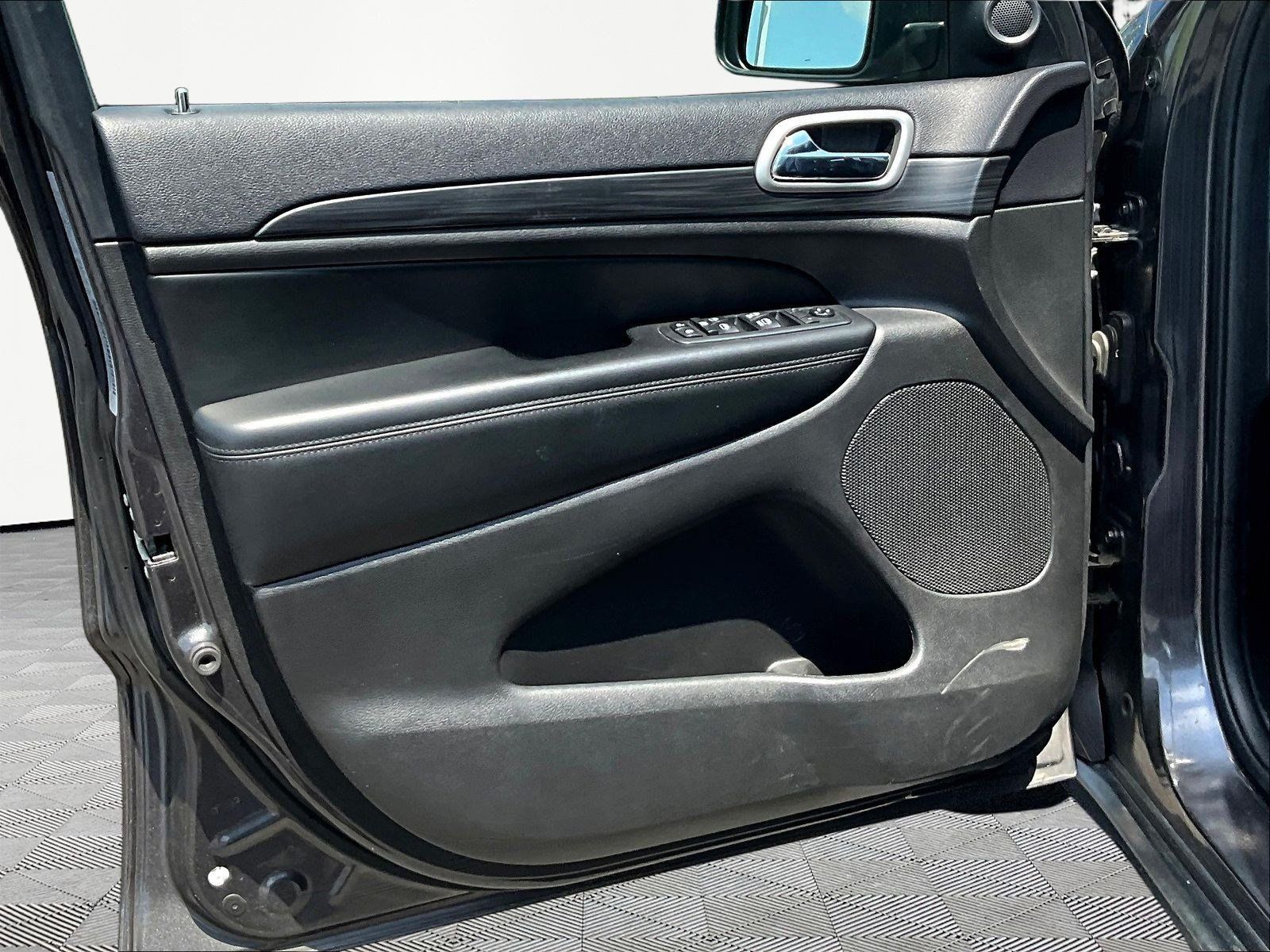 Used 2019 Jeep Grand Cherokee Laredo w/ Laredo X Package RWD image 22
