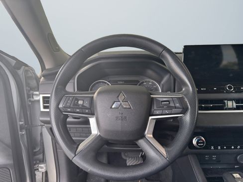 Used 2025 Mitsubishi Outlander ES image 13