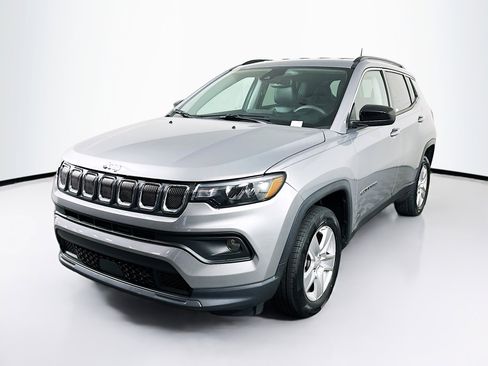 Used 2022 Jeep Compass Latitude image 3