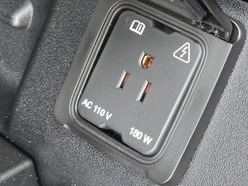 New 2026 Land Rover Defender 110 X-Dynamic SE image 19