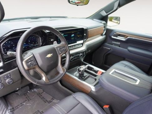 Used 2022 Chevrolet Silverado 1500 High Country w/ Technology Package image 12