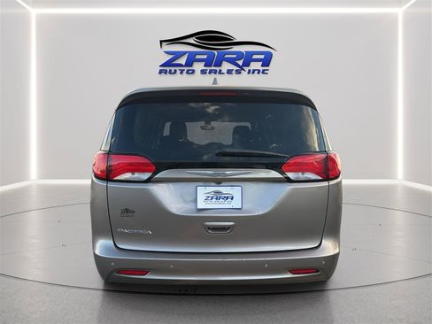 Used 2017 Chrysler Pacifica Touring FWD image 6