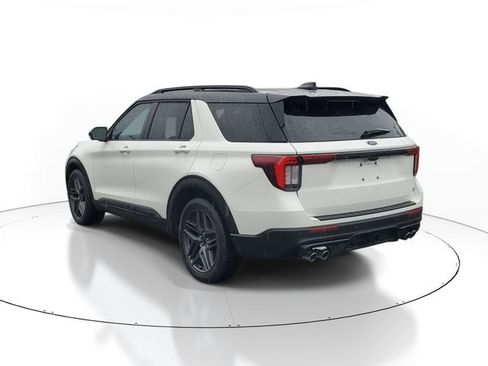 Used 2025 Ford Explorer ST image 4
