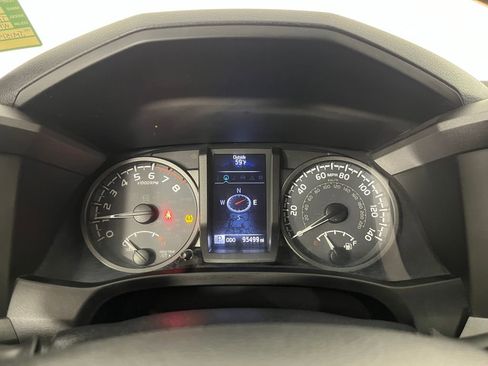 Used 2018 Toyota Tacoma TRD Sport image 19