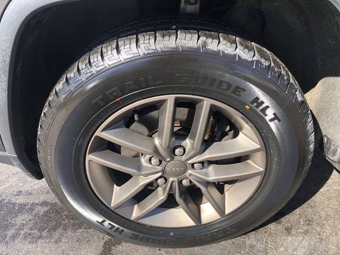 Used 2016 Jeep Grand Cherokee Laredo 75th Anniversary image 10