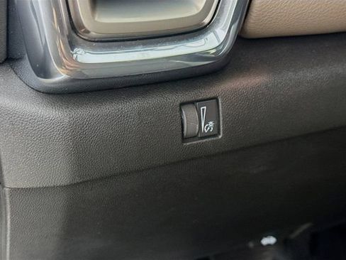 Used 2024 GMC Canyon Denali image 12