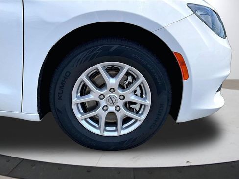 Certified 2023 Chrysler Voyager LX FWD image 33