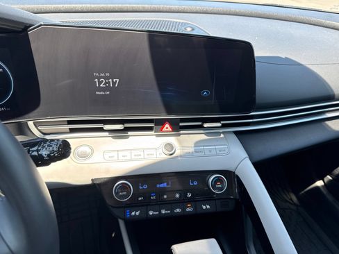 Used 2025 Hyundai Elantra Limited FWD image 19