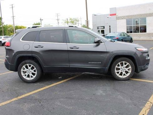 Used 2016 Jeep Cherokee Latitude w/ Cold Weather Group FWD image 5
