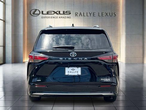 Used 2023 Toyota Sienna Platinum AWD/4WD image 6