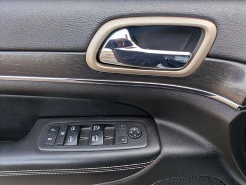 Used 2017 Jeep Grand Cherokee Limited image 15