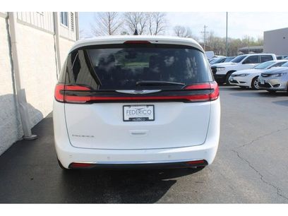 Used 2025 Chrysler Pacifica Select