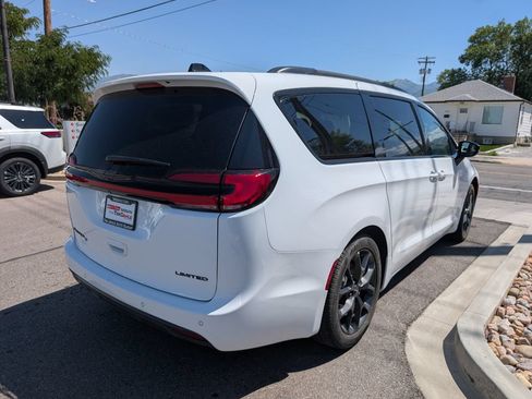Used 2025 Chrysler Pacifica Limited FWD image 5