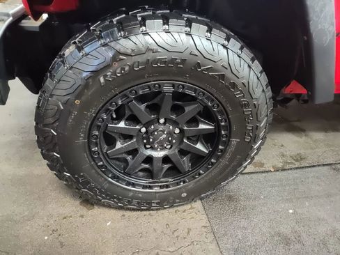 Used 2017 Jeep Wrangler Sport w/ Connectivity Group AWD/4WD image 8