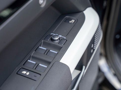 Used 2023 Land Rover Defender 110 S image 80