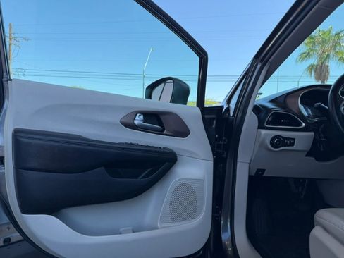 Used 2017 Chrysler Pacifica Touring-L w/ Tire & Wheel Group FWD image 37