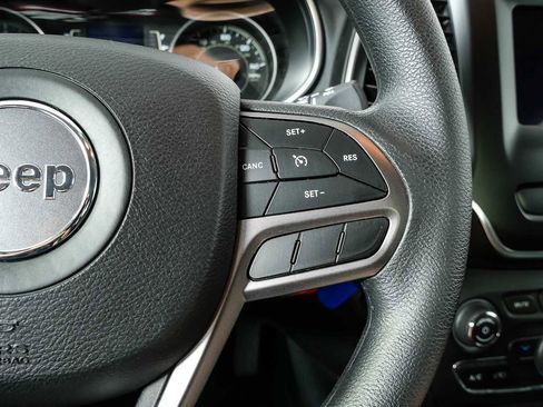 Used 2019 Jeep Cherokee Latitude w/ Popular Appearance Group FWD image 11
