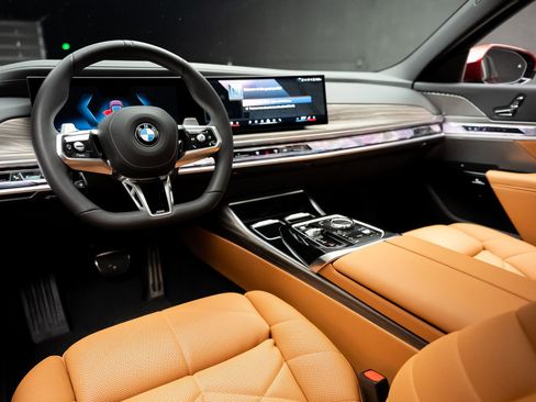Used 2025 BMW 740i xDrive image 2