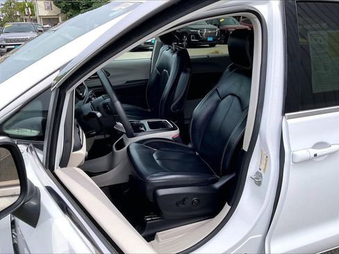 Used 2023 Chrysler Pacifica Touring-L FWD image 10