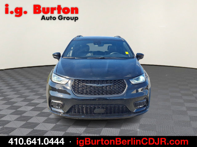 Used 2025 Chrysler Pacifica Limited FWD image 2
