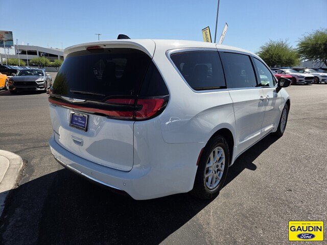 Used 2025 Chrysler Pacifica Select FWD image 7