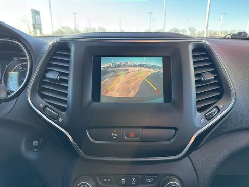 Used 2019 Jeep Cherokee Latitude Plus w/ Cold Weather Group image 19