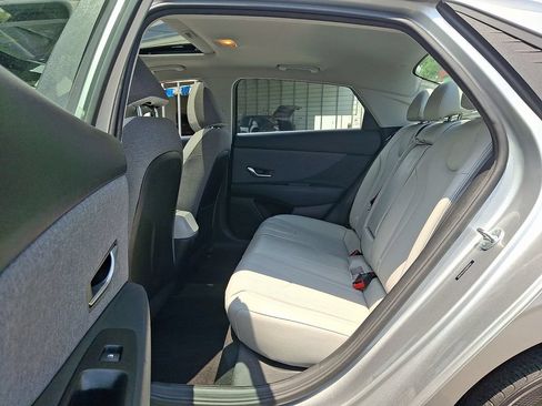 Certified 2022 Hyundai Elantra Limited w/ Preferred Accessory Package FWD image 11