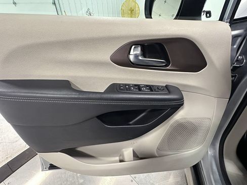 Used 2023 Chrysler Voyager LX FWD image 18