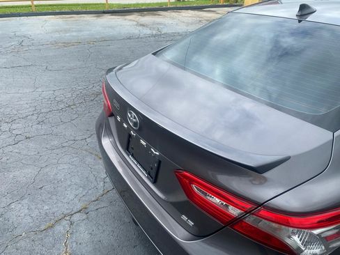 Used 2019 Toyota Camry SE FWD image 9