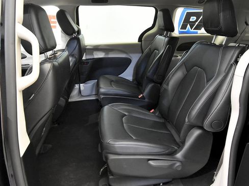 Used 2024 Chrysler Pacifica Limited FWD image 16