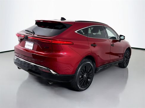 Used 2023 Toyota Venza XLE image 9