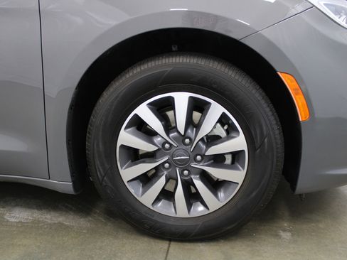 Used 2022 Chrysler Pacifica Touring-L FWD image 5