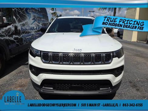 Used 2023 Jeep Compass Latitude AWD/4WD image 2