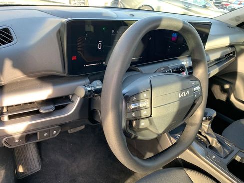 Used 2025 Kia K4 LXS image 34