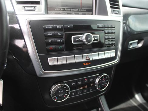 Used 2014 Mercedes-Benz GL 550 4MATIC w/ Driver Assistance Package image 16