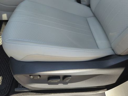 Used 2024 Volkswagen Tiguan SE FWD image 33