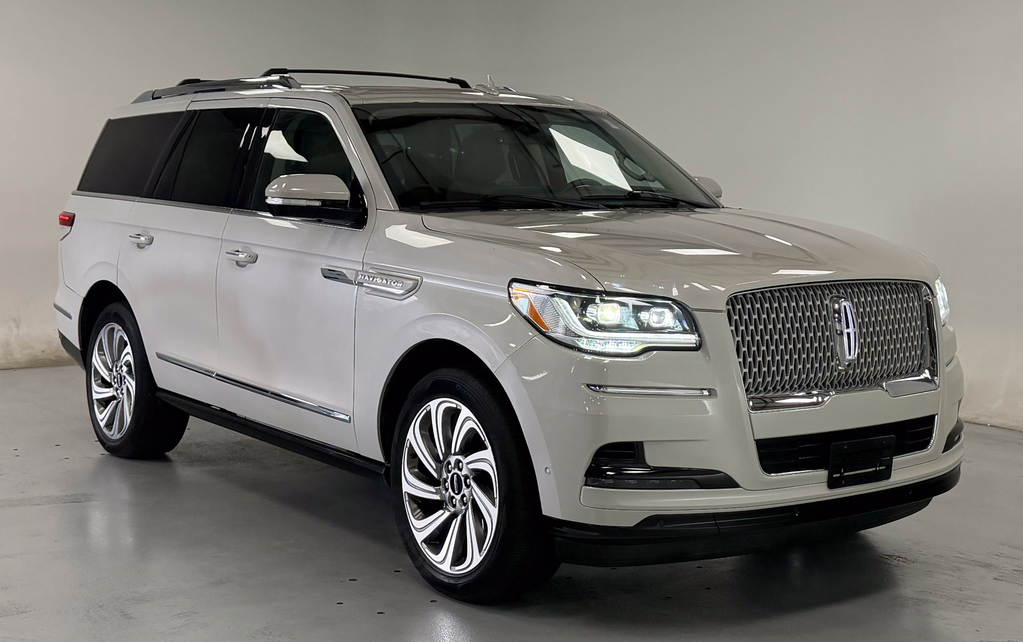 Used 2023 Lincoln Navigator Reserve AWD/4WD image 6