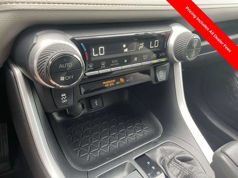 Used 2020 Toyota RAV4 XLE AWD/4WD image 32