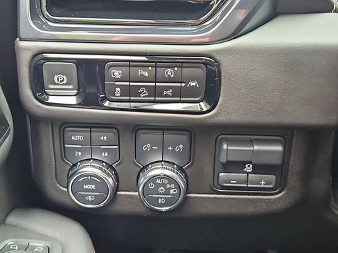 Used 2025 GMC Yukon AT4 Ultimate AWD/4WD image 18